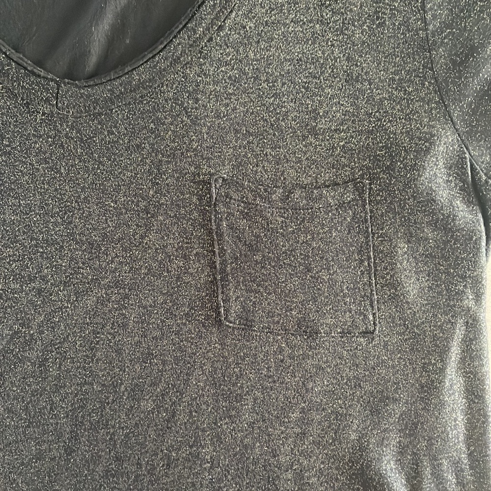 ROCK & REPUBLIC women’s deep V black tee shirt silver sparkles cap sleeves sz L - Picture 3 of 9